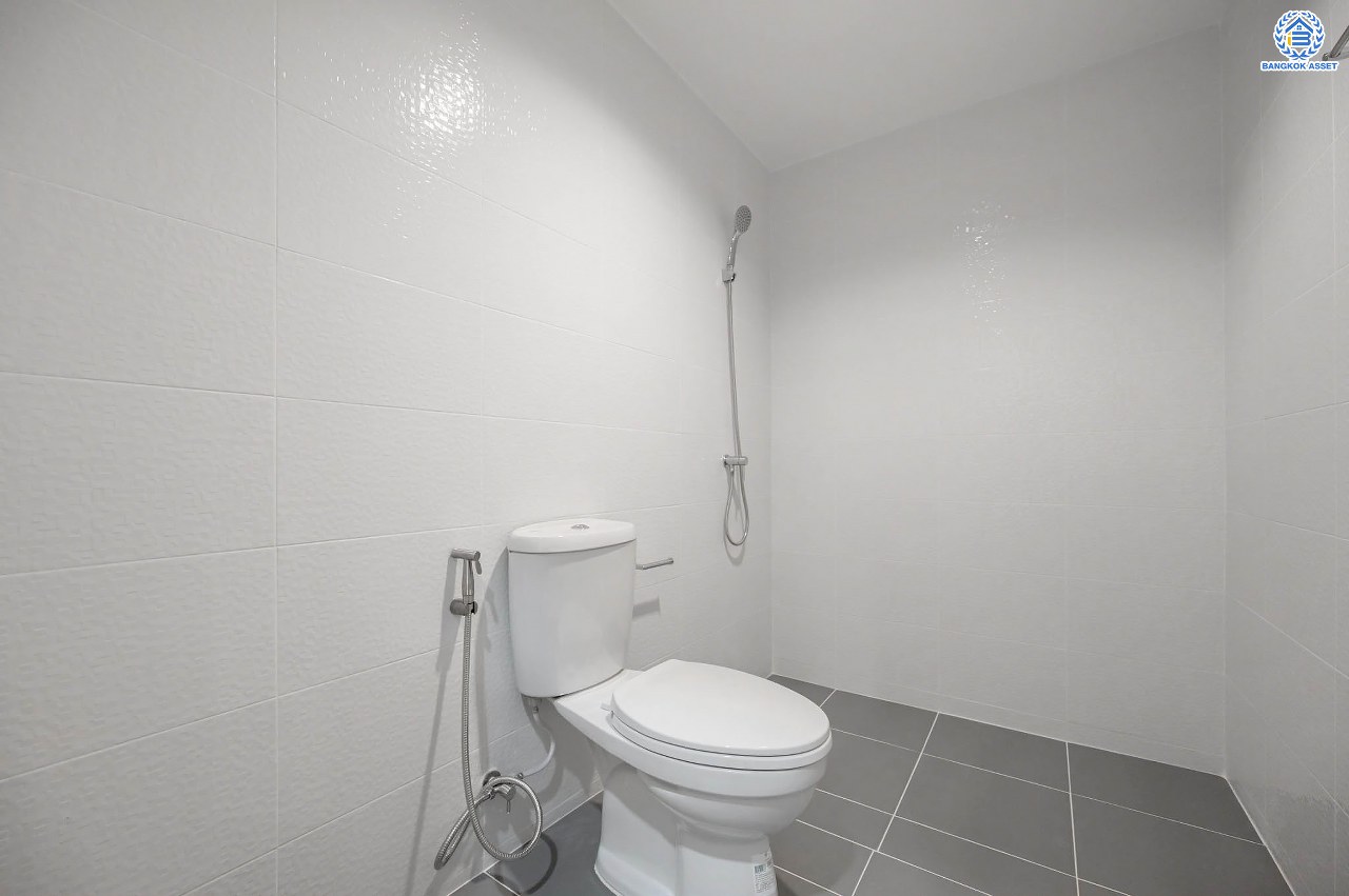 บ้านมือสองตกแต่งใหม่ โครงการ บุษราคัมรีเจนท์ ปิ่นเกล้า-บรมราชชนนี เนื้อที่ 54.20 ตร.ว. ฟังก์ชัน 3 ห้องนอน 3 ห้องน้ำ จอดรถได้ 2 คัน สภาพแวดล้อมดี เดินทางเข้าสู่เมืองได้สะดวกเชื่อมต่อ ถนนพุทธมณฑล สาย 2, ถนนบรมราชชนนี, ถนนกาญจนาภิเษก, ถนนศาลาธรรมสพน์ ใกล้เซ็นทรัลปิ่นเกล้า และ จุดขึ้นทางด่วน "ศรีรัช"...